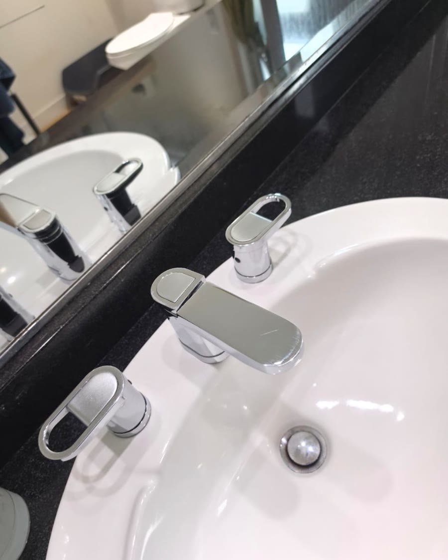 Bathroom sink after professional cleaning
